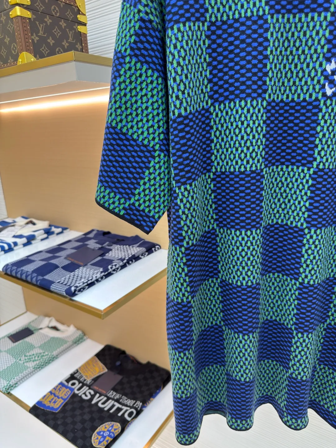 LOUIS VUITTON checkerboard woolen short sleeves ●Authentic product: Purchased and developed by 9850 ●Item number: 1680123-A35 ●Fabric: combed cotton yarn ●Technology: Woolen ●Version: Fitted version ●Size: XS-S-M-L ●Description: 100% fully combed cotton yarn is used, and the fabric pieces are woven using a Stoll 14-needle ultra-fine machine imported from Germany worth 47W. It is woven at a parallel and even speed with reference to the original single-sided partial net bottom hanging wool structure. Each piece takes 270 minutes to weave. During weaving, 16 sand spits are used to alternately knit back and forth. The number of knitting rows on a single piece of front clothing is as high as 6352. The newly woven garment has a lot of knots. It requires pure manual thread picking and knot head inspection. Only after random inspection can seam picking and washing be carried out. The overall wiring is straight and delicate. The fabric is comfortable and soft, and the color is consistent with no color difference. It can be matched with the same style to create a fashionable look, and can be used in various occasions. Customized accessories, complete with three standards, the same style for men and women!